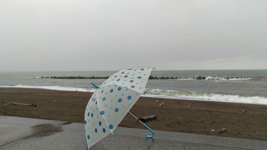 Umbrella, Beach, Sea, Cold, rain, horizon over water, sand HD wallpaper