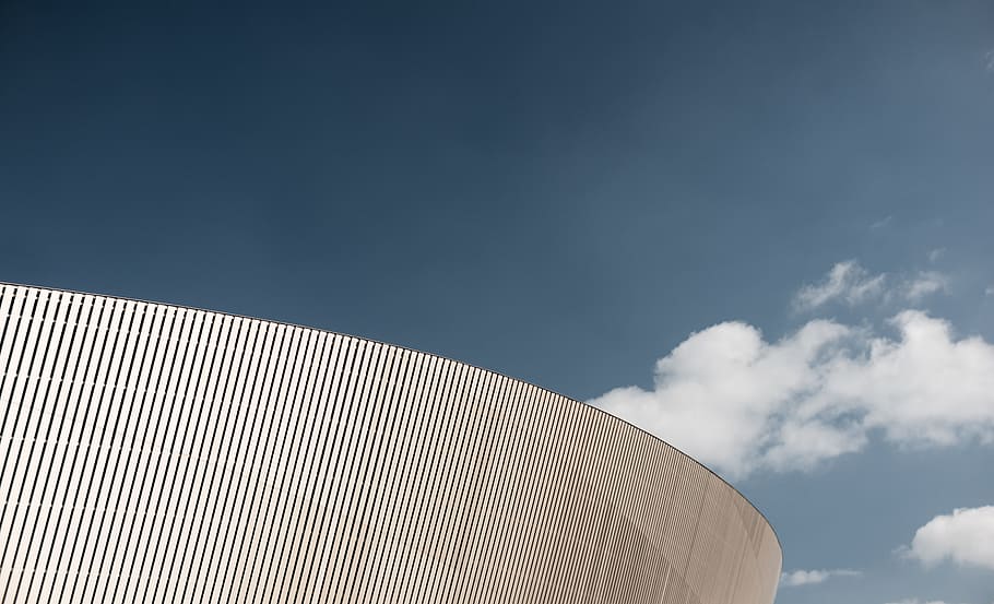 white building under blu sky, selective focus photography of white sky HD wallpaper