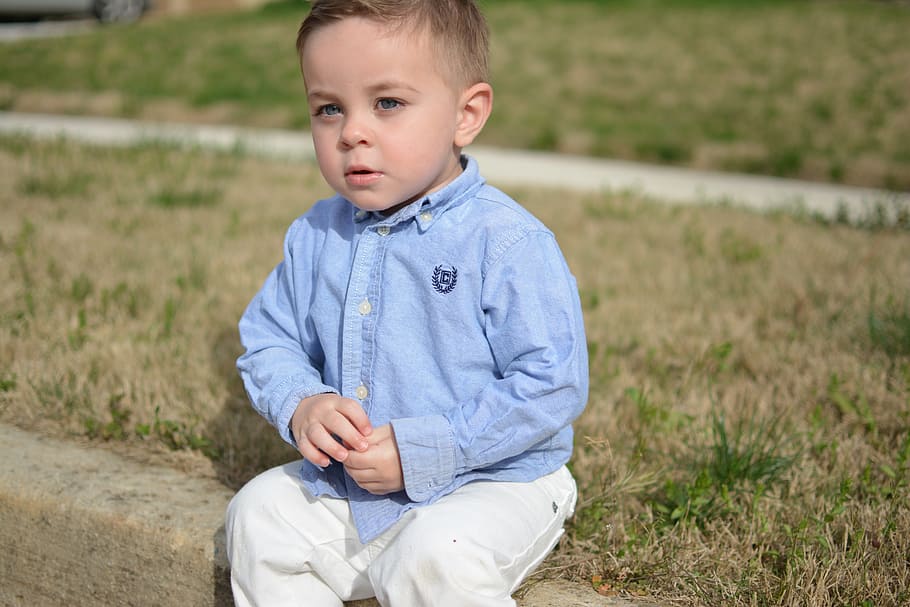 boy sitting on driveway curb, handsome, child, young, man, male HD wallpaper