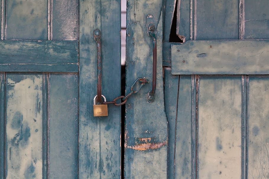 blue wooden door with brass-colored padlock, bolt, closure, chain, HD wallpaper