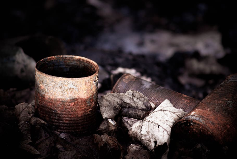 rusted tin cans selective focal photo, trash, garbage, waste HD wallpaper