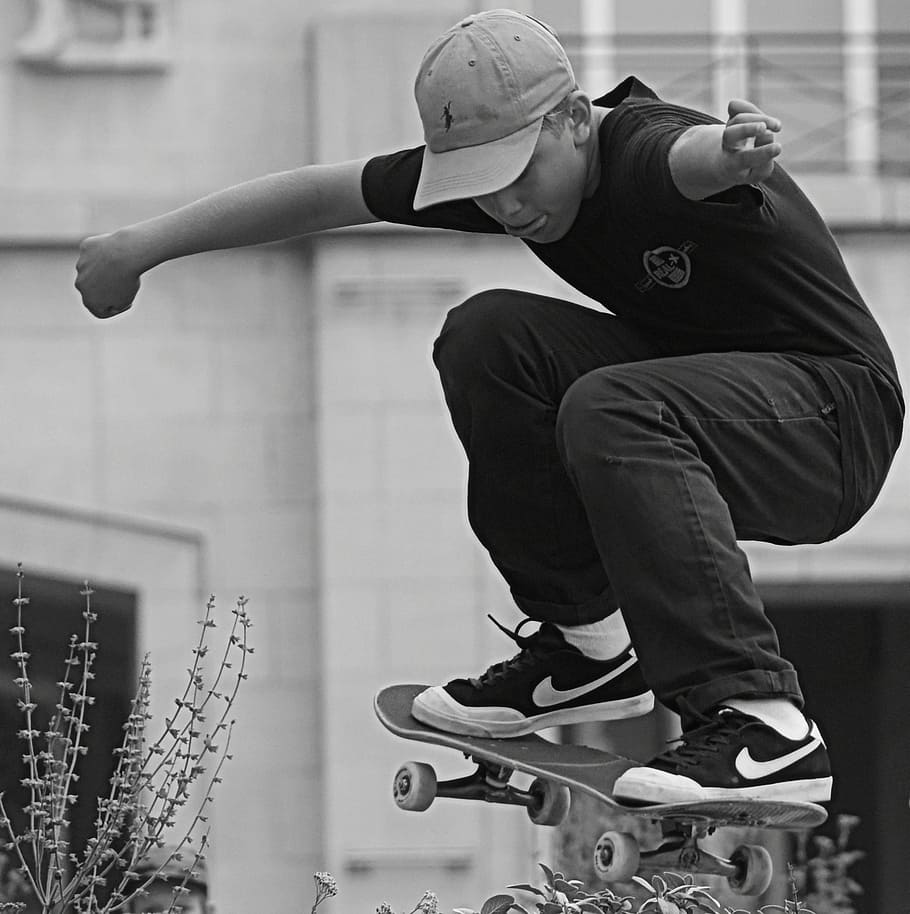 grayscale photo of boy riding skateboard, skating, sports, people, HD wallpaper