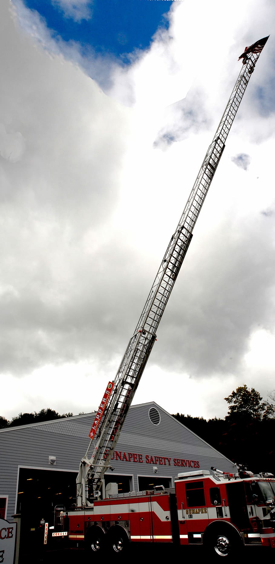 Sunapee's 100-foot ladder in New Hampshire, engine, fire truck, HD wallpaper