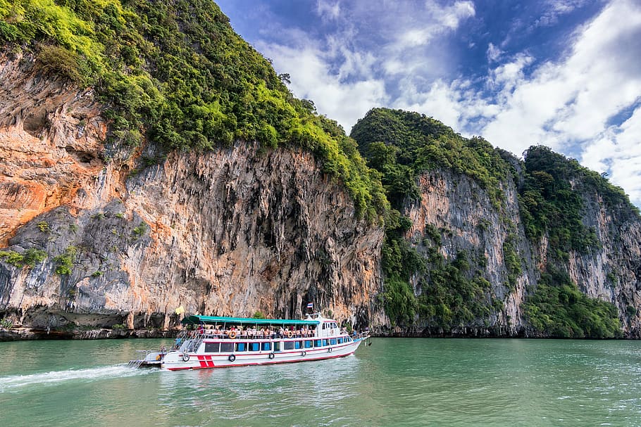 boat near rock formations, cliff, ocean, tourists, green, blue, HD wallpaper