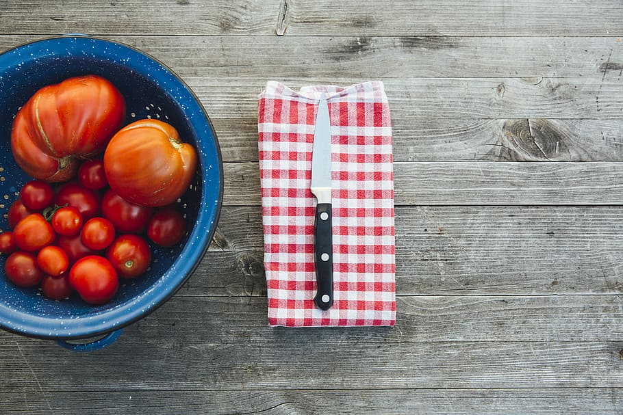 silver knife with black handle, aerial view of black knife beside tomatoes HD wallpaper