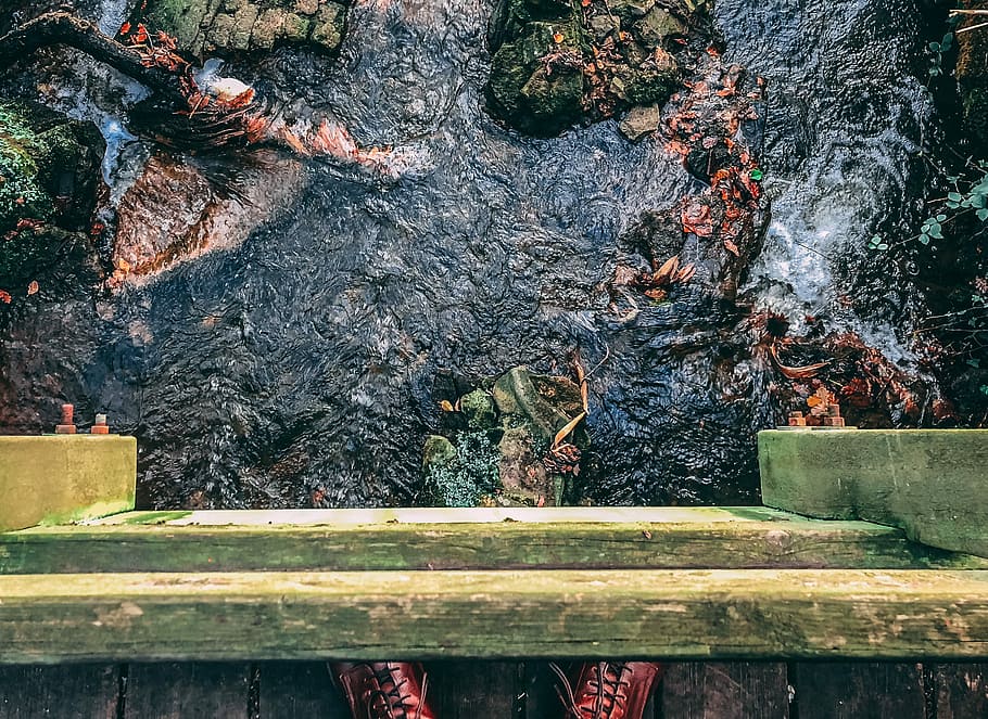 gray concrete bench, brown wooden bridge over body of water, river HD wallpaper