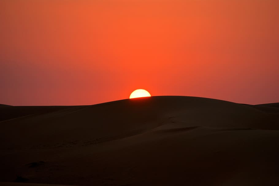 landscape photography of sunset, desert, sand, dunes, sunlight HD wallpaper
