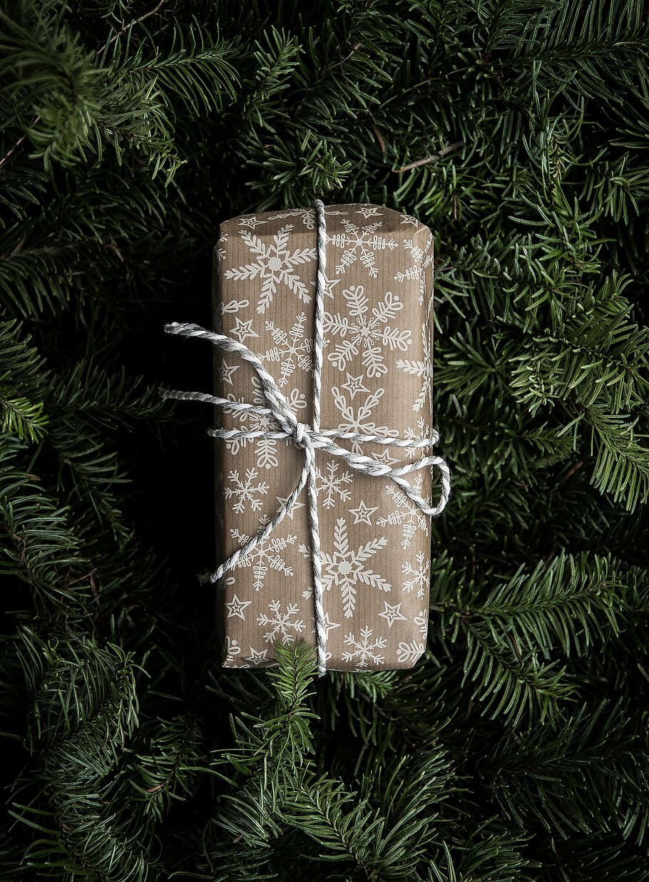 brown gift wrap, gray, white, snowflakes, print, box, christmas HD wallpaper