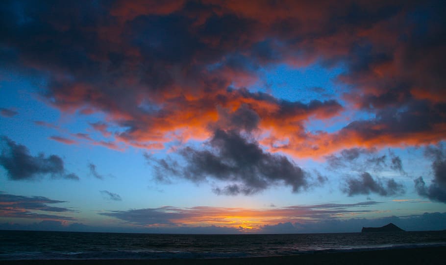 sea under grey and orange cloud blue skies, sunrise, clouds HD wallpaper