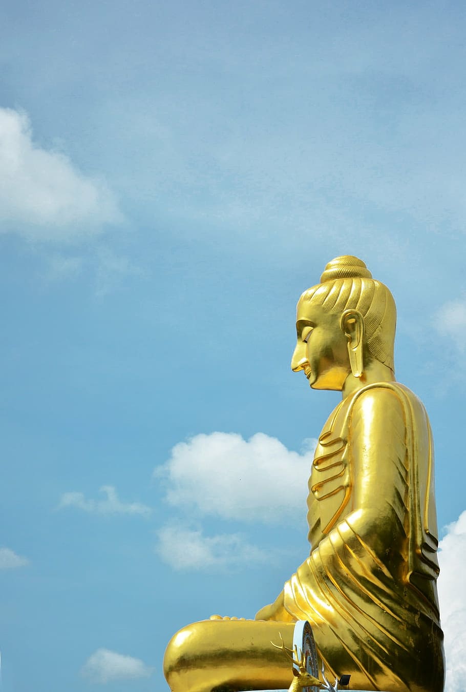 gold-colored sitting Buddha statue under white clouded blue sky at daytime HD wallpaper
