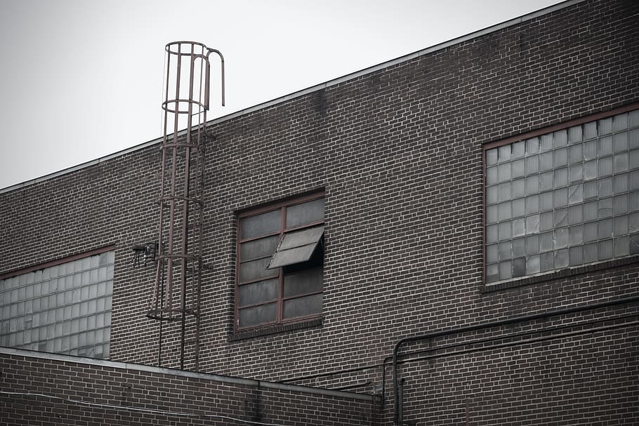 brown concrete building, grey concrete establishment during daytime HD wallpaper