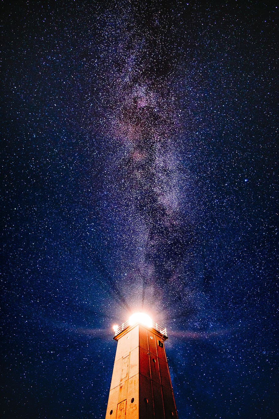 lighthouse under purple galaxy, brown lighthouse under midnight HD wallpaper