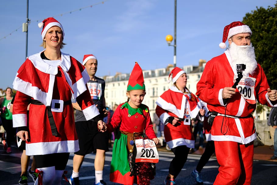 people wearing Santa Claus costumes walking on road, santarun