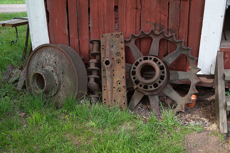 rusty wheel, wooden shed, barn, red, old, retro, rural, farm, HD wallpaper
