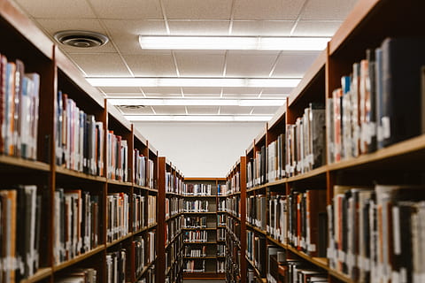 shallow focus photography of bookshelfs, photography of library pathway HD wallpaper