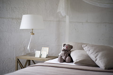 amigurumi bear doll on white bed sheet, sleep, sheets, room HD wallpaper