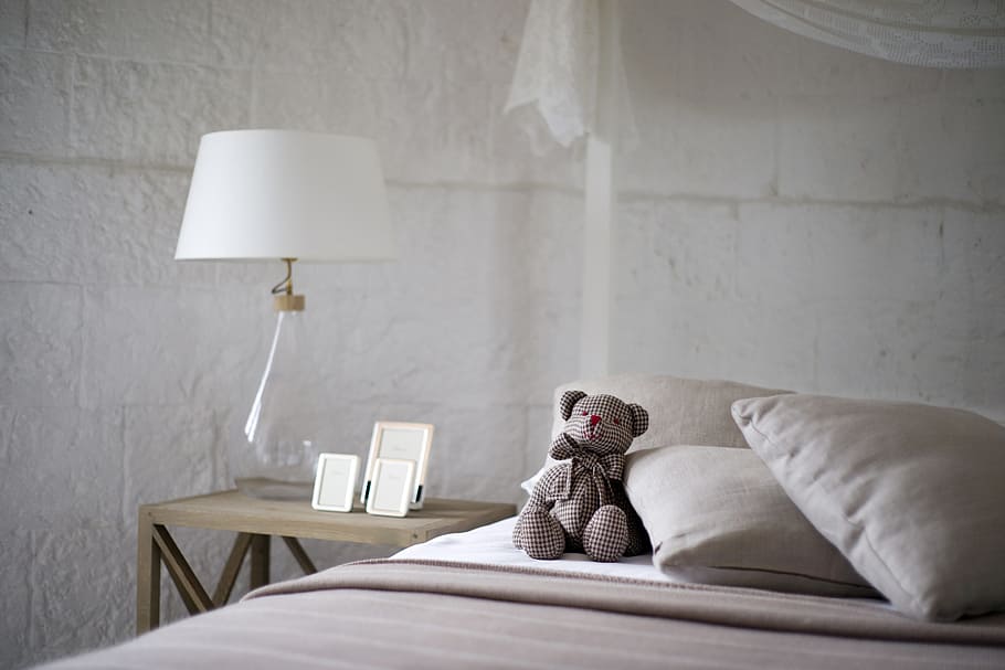 amigurumi bear doll on white bed sheet, sleep, sheets, room HD wallpaper