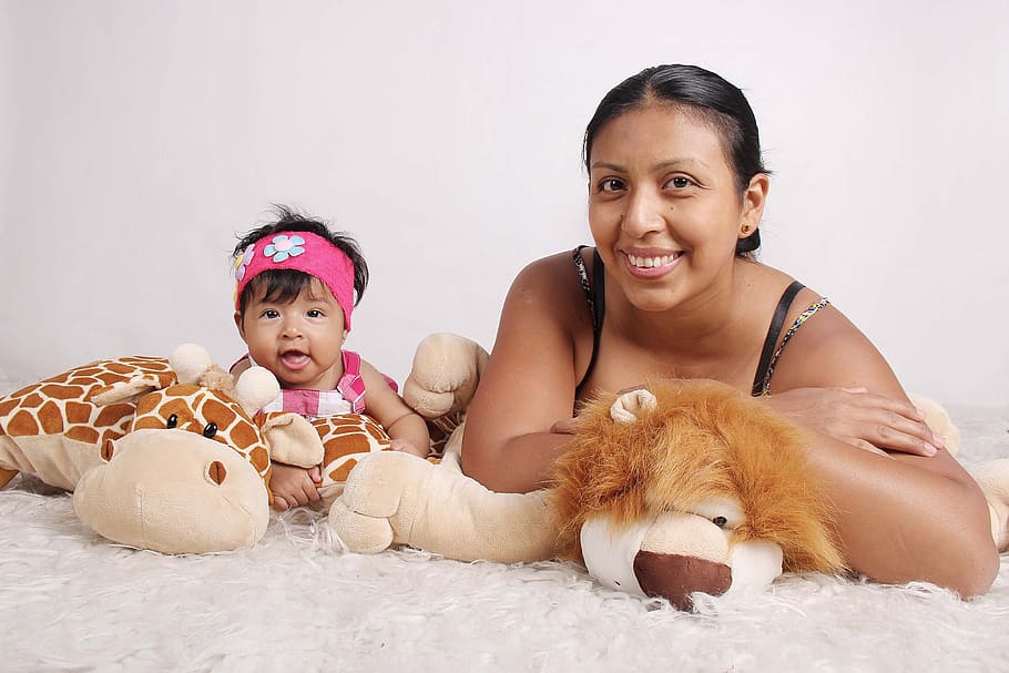 mama, bebe, leon, turtle, togetherness, women, smiling, females HD wallpaper