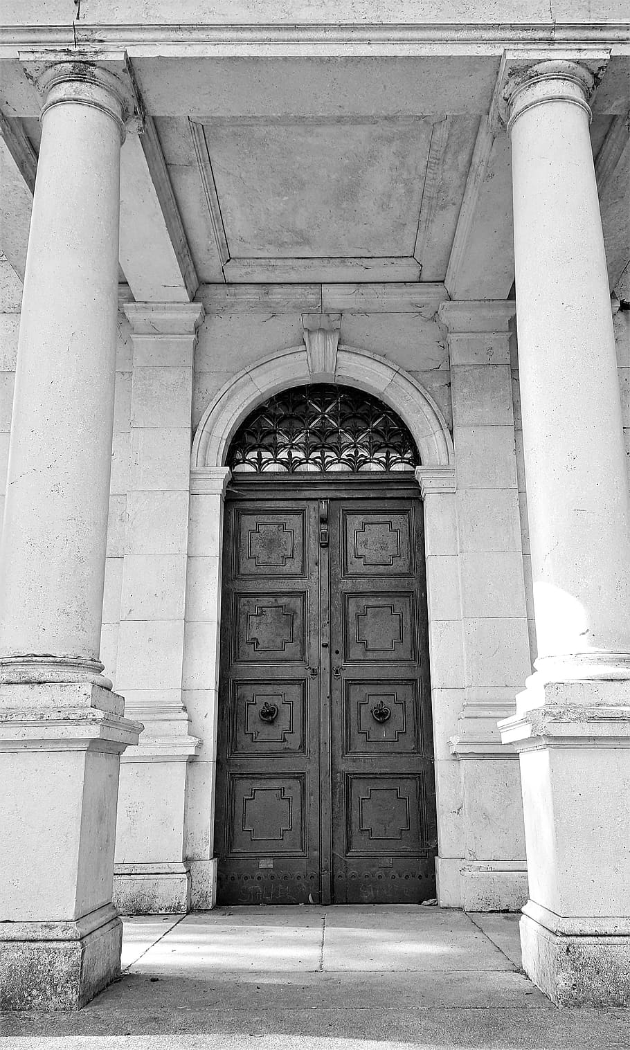 door, entry, metal, architecture, old, building, columns, forged HD wallpaper