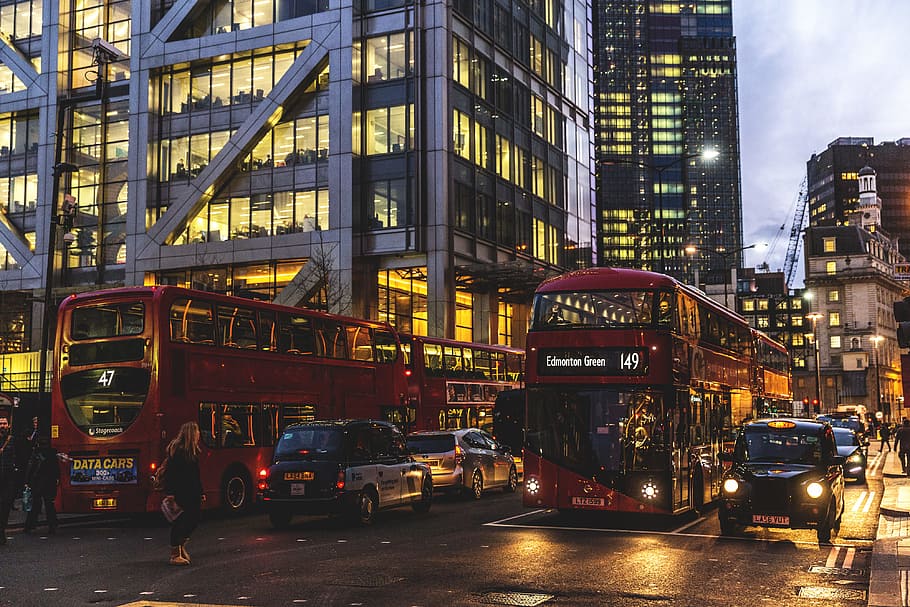 Traffic of taxis, buses and cars on the streets of London at sunset, HD wallpaper