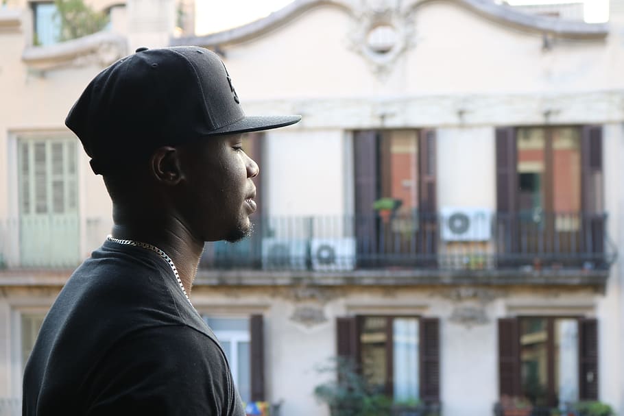Chain, Sideways, black man, looking sideways, snapback, cap HD wallpaper