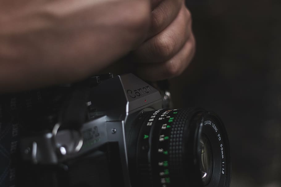 camera, canon, close-up, dslr, hands, lens, human hand, human body part HD wallpaper