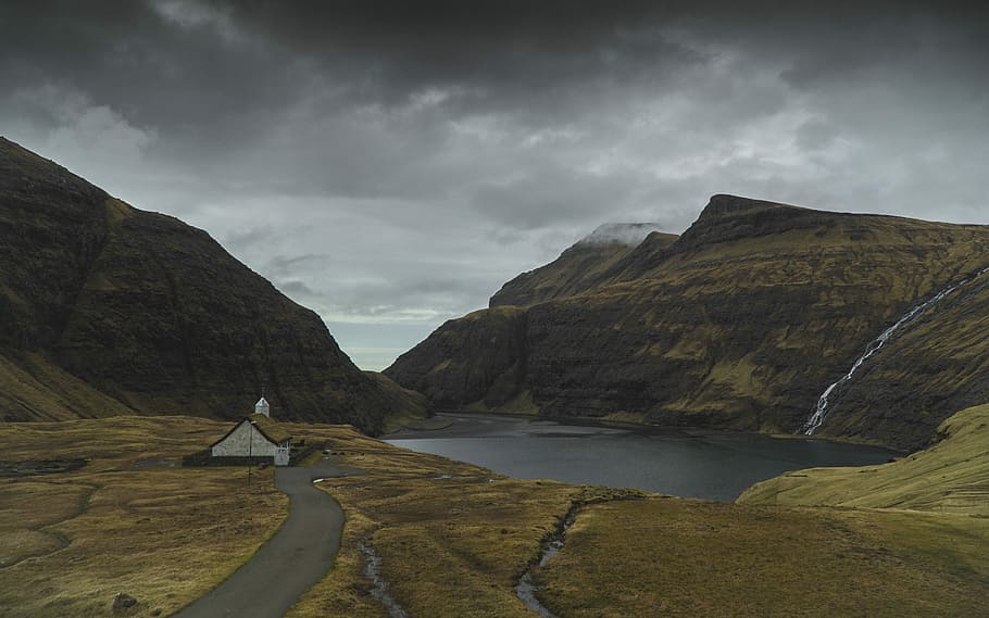 landscape photography of mountain, barn beside the road and lake during day HD wallpaper