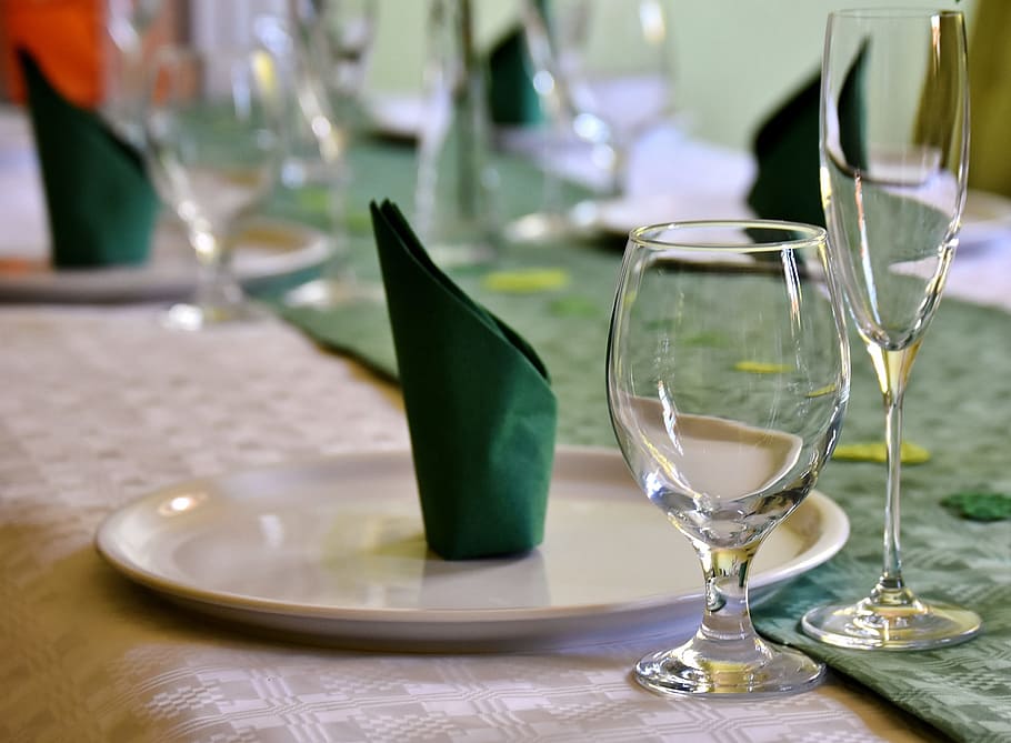 Table, Board, Tableware, gedeckter table, glasses, plate, napkins HD wallpaper