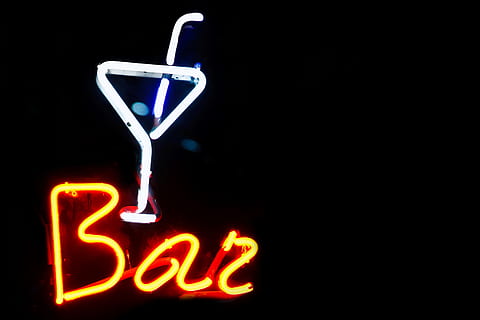 turned on Bar neon light, alcohol, background, black, cocktail HD wallpaper