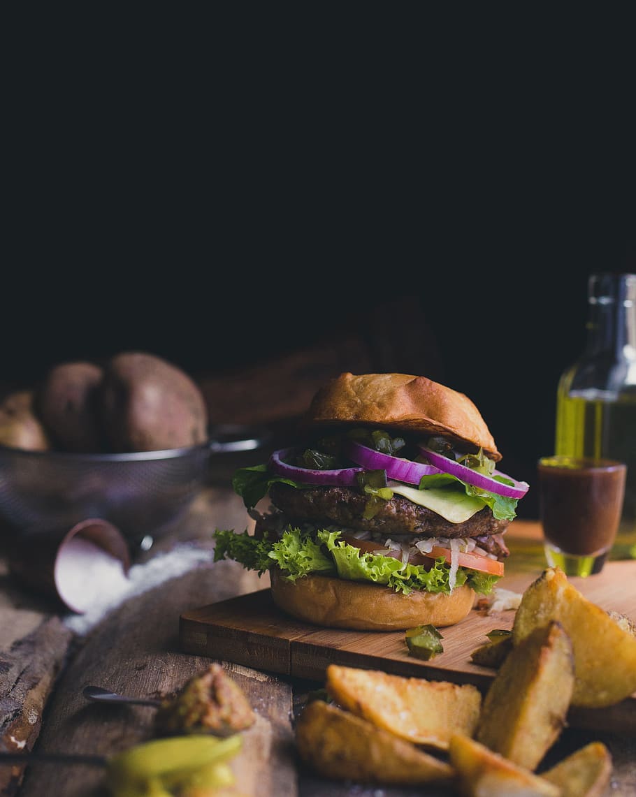 baked burger, burger with slice red onions, tomatoes, patties and lettuce, HD wallpaper