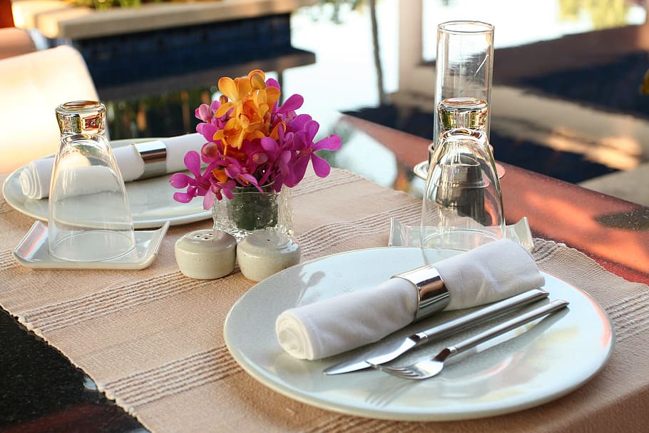 gray stainless steel spoon and fork in white ceramic plate HD wallpaper