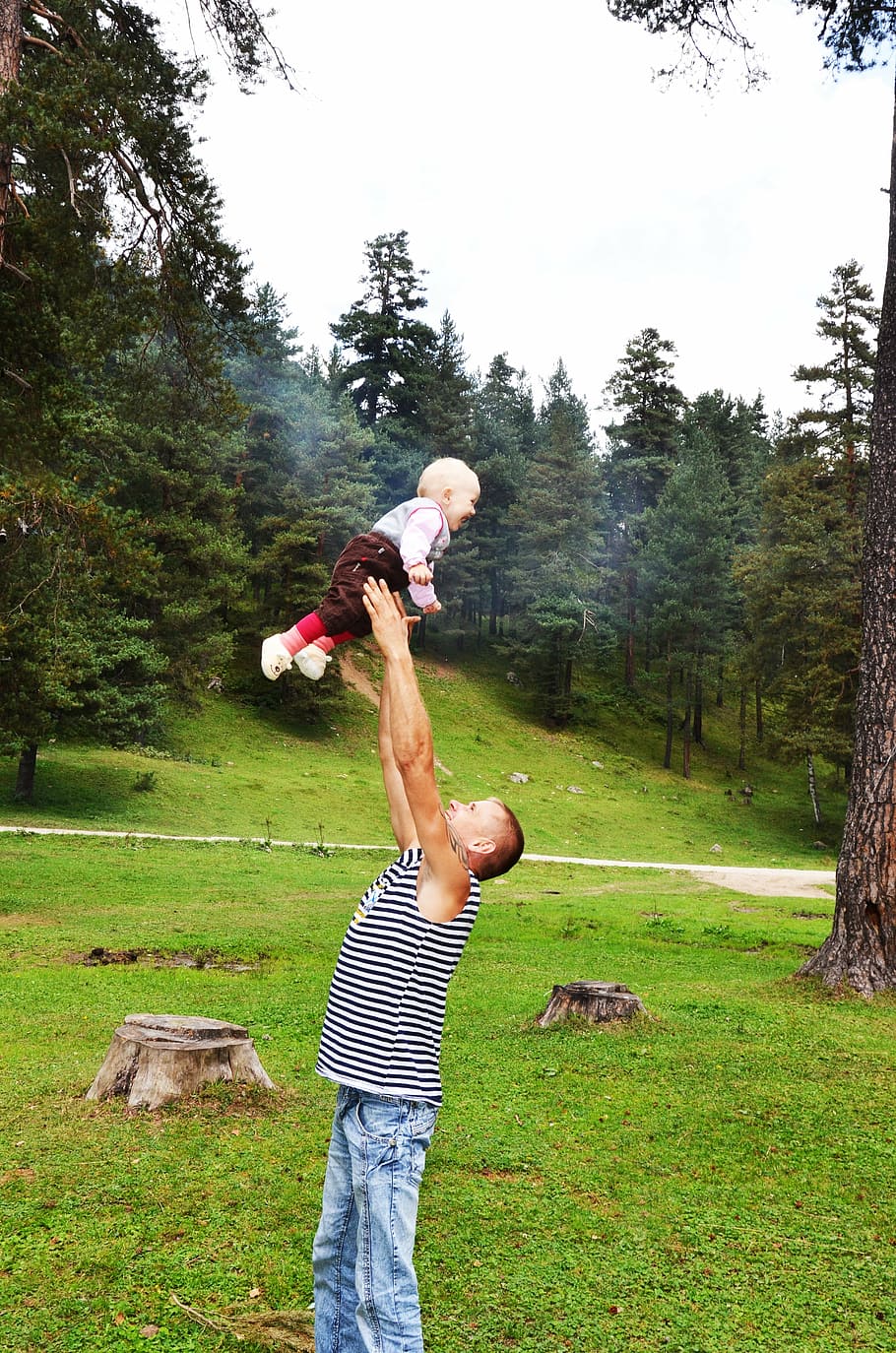 man lifting his child in grass field, joy, dad, baby, babe HD wallpaper