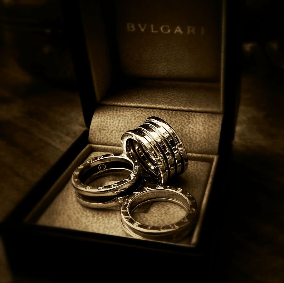 three silver-colored Bvlgari rings with box in til shift photography, HD wallpaper