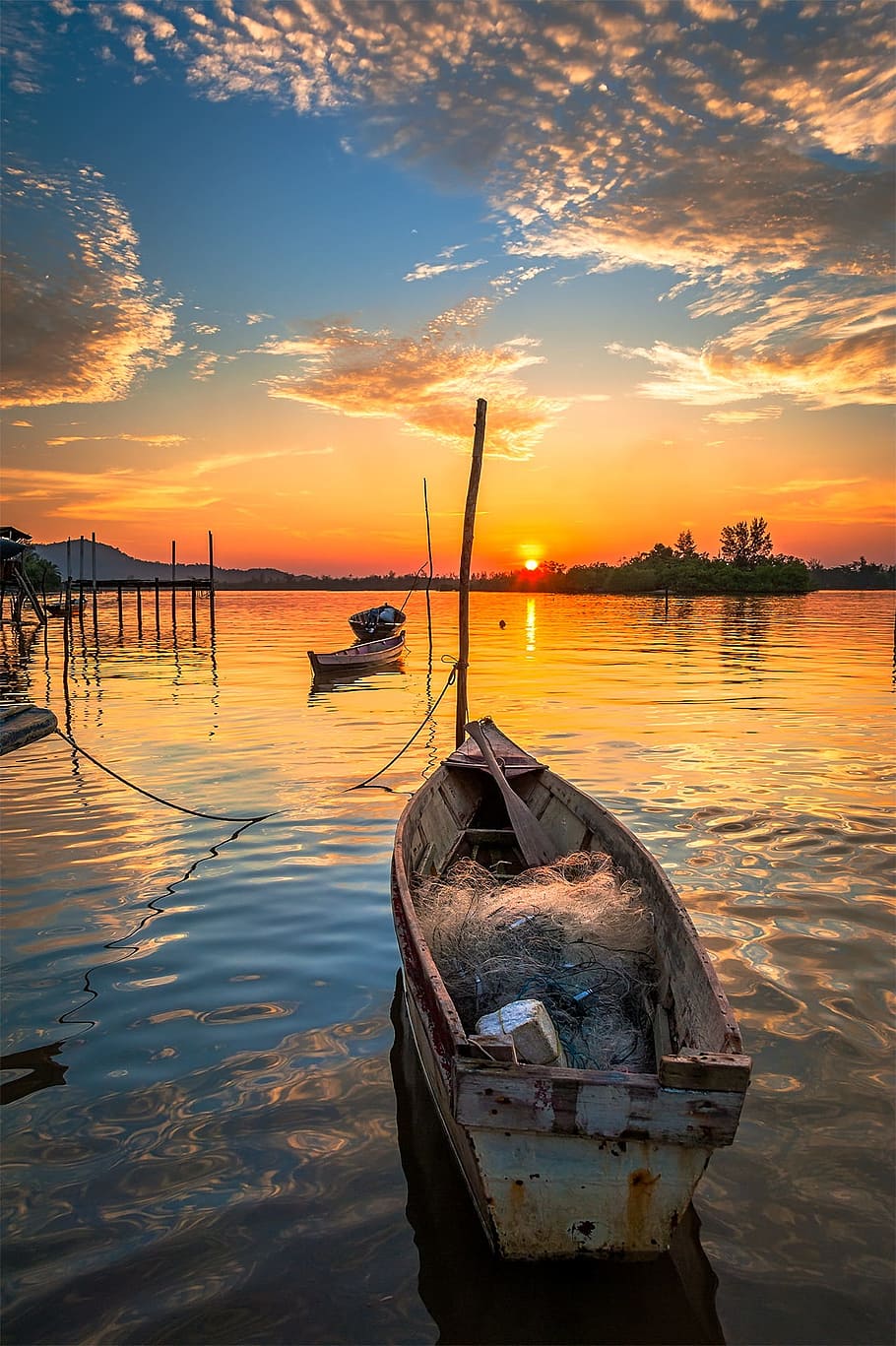 brown clinker boat on top of rippling body of water, cloud HD wallpaper