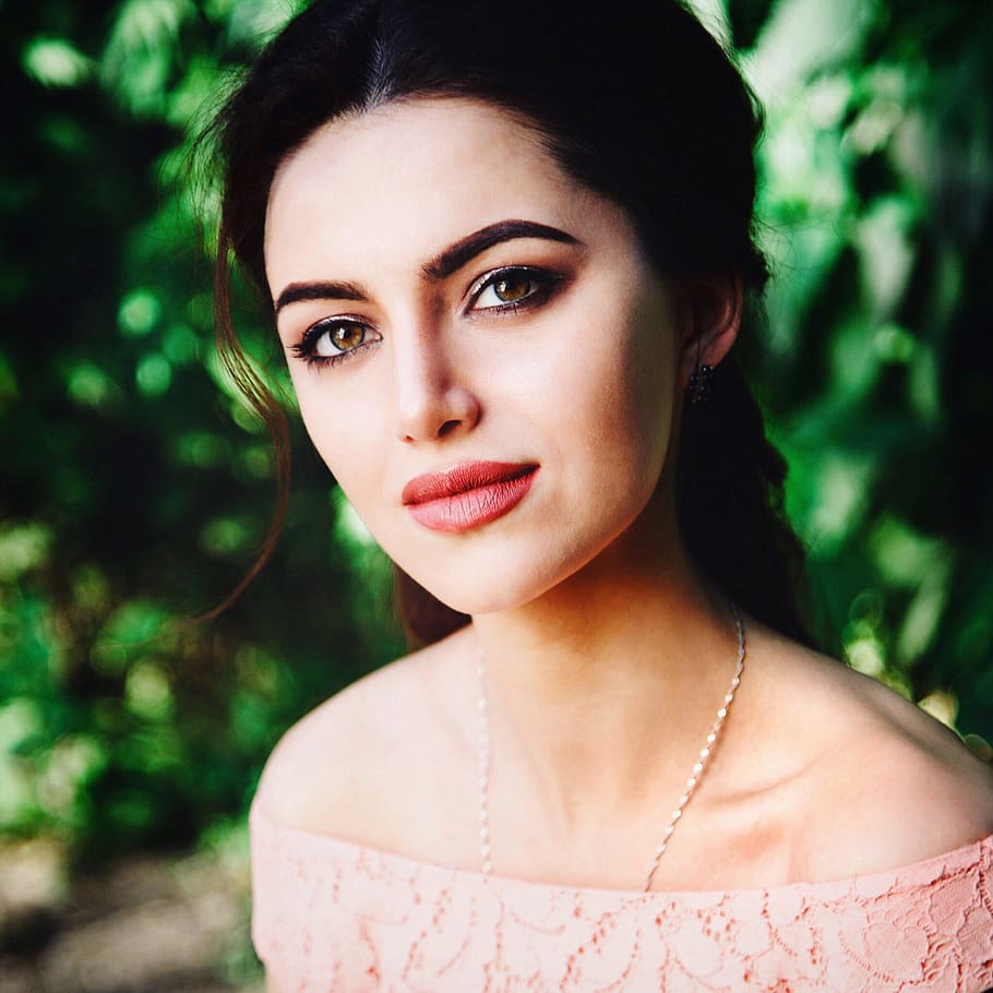 woman wearing pink floral off-shoulder top, girl, makeup, mogel HD wallpaper
