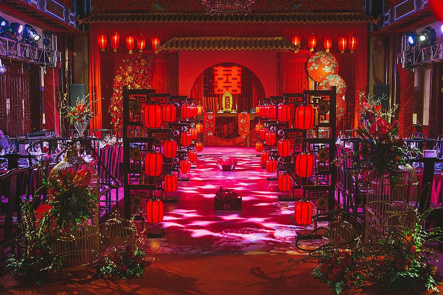Hình nền cưới Trung Quốc: Với các hình nền cưới Trung Quốc đầy chất truyền thống, bạn sẽ cảm thấy được sự trang trọng, tinh tế xen lẫn với nét đẹp hiện đại. Đây là sự lựa chọn tuyệt vời cho những cặp đôi yêu thích phong cách truyền thống và lãng mạn. 