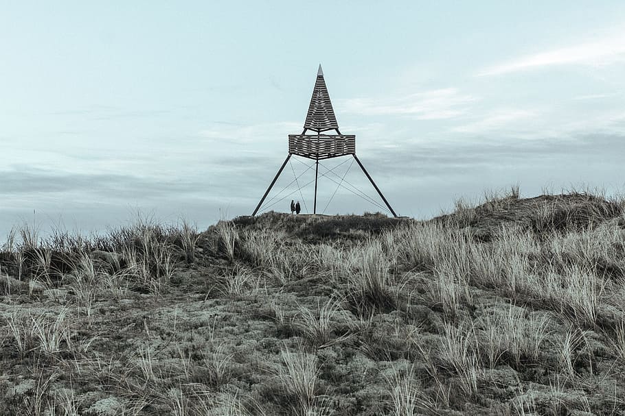 skagen, two people under brown tower, sky, grass, metal, structure HD wallpaper