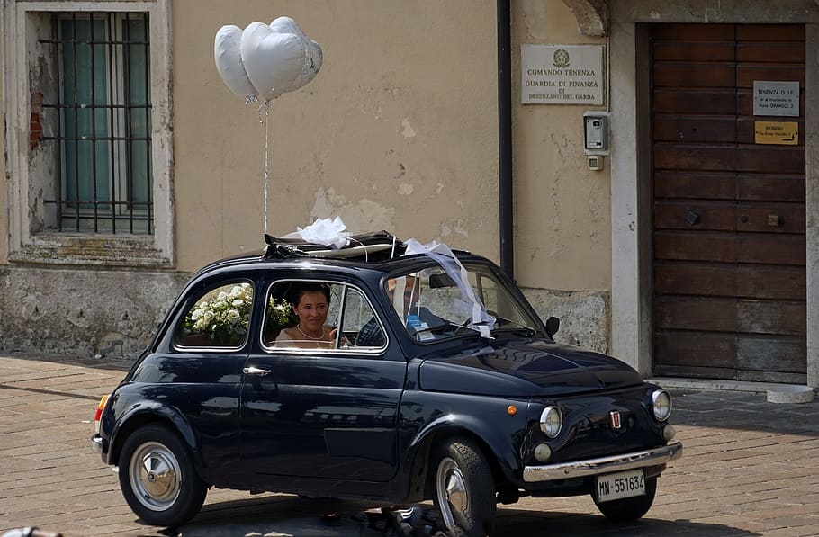 two people inside blue FIAT 500 with heart balloons near building, HD wallpaper