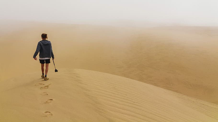 person walking desert place, man walking on desert, beach, sand HD wallpaper