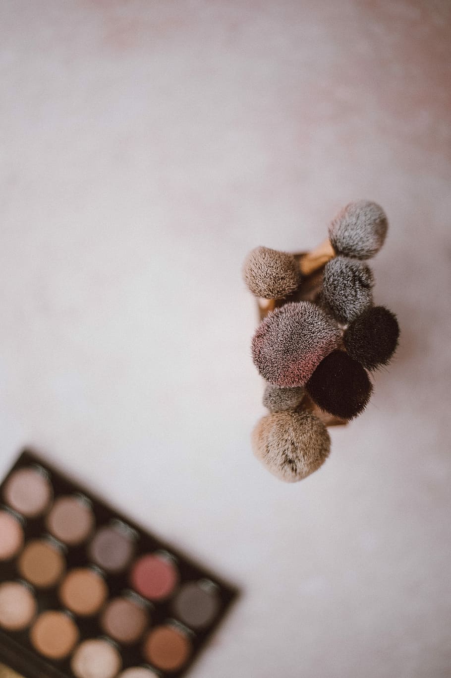 Make up brushes, shallow focus photo of assorted makeup brushes HD wallpaper