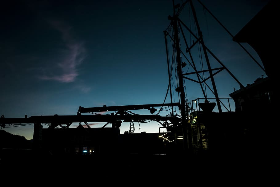 The silhouette of equipment on a boat at dusk in Hoonah, silhouette of oil rig HD wallpaper