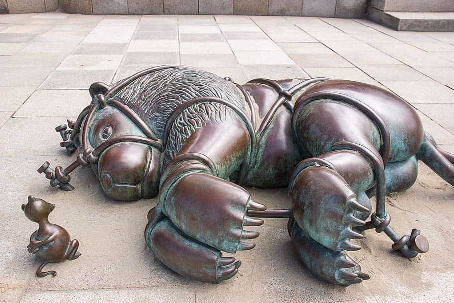 tied down lion and mouse statue, bronze statue, the lion and the mouse, HD wallpaper