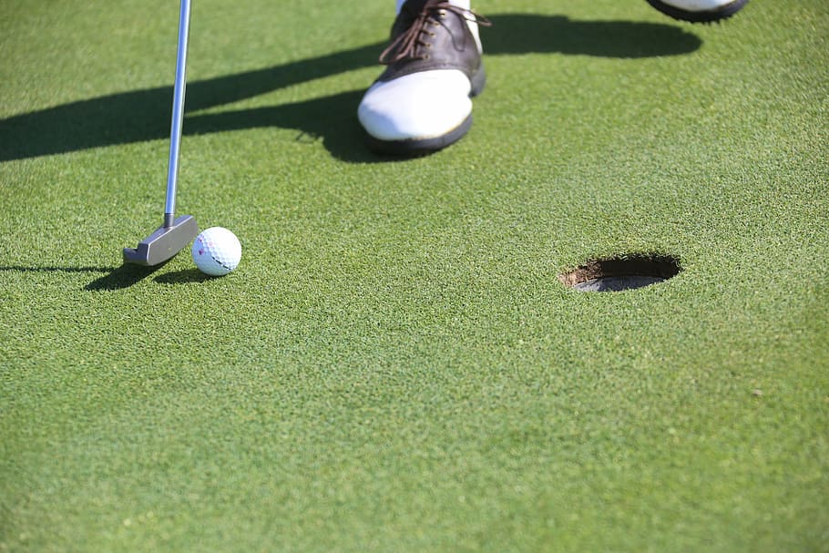 person playing golf, putting, hole, golfer, golfing, green HD wallpaper