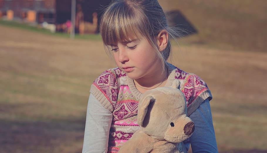 girl holding brown bear plush toy, human, child, blond, face, HD wallpaper