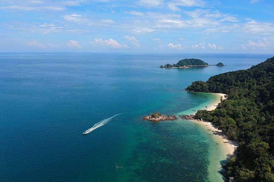 Aerial View of White Boat Traveling Near Green Island, bay, beach HD wallpaper
