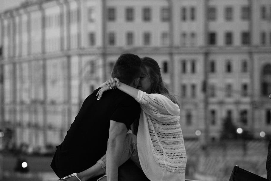 grayscale photography of woman kissing man near white building, HD wallpaper