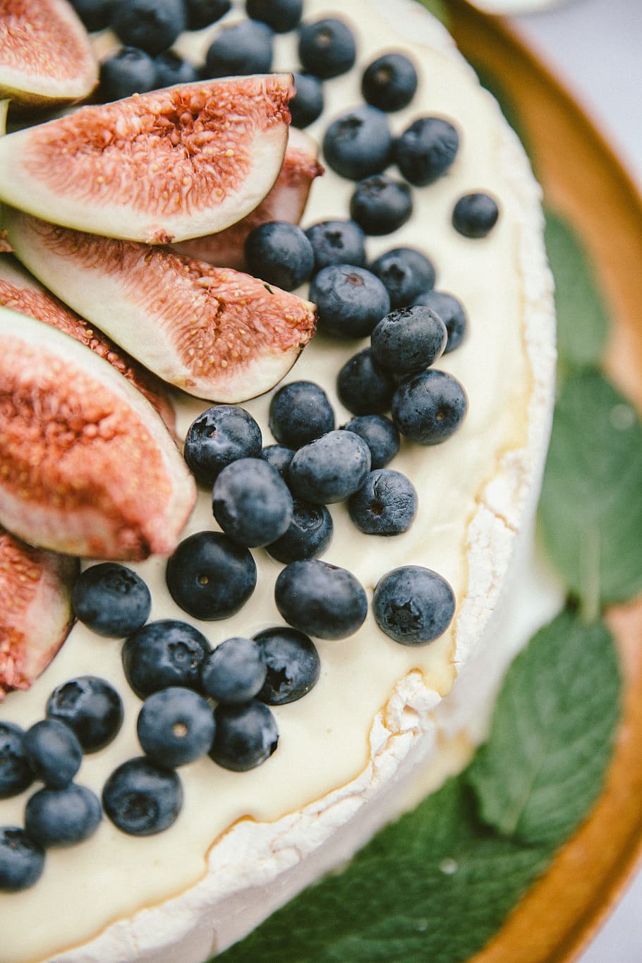 grapes on plate, blueberries beside brown and white sliced fruit HD wallpaper