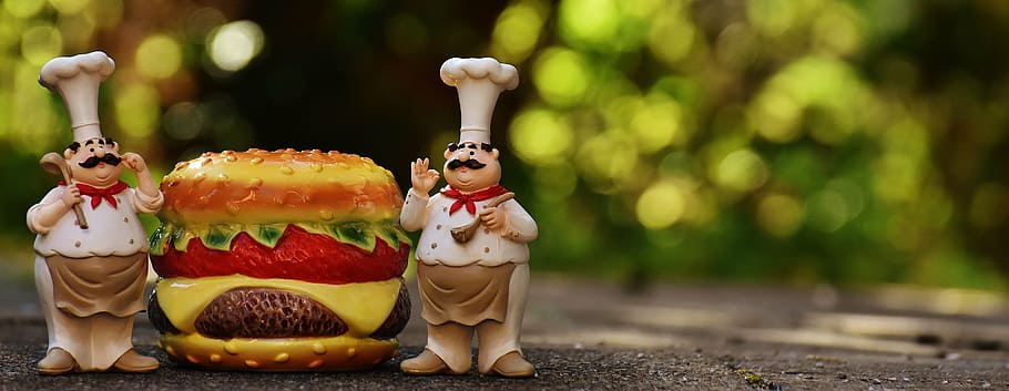 two chef figurines, chefs, figures, cheeseburger, hamburger HD wallpaper