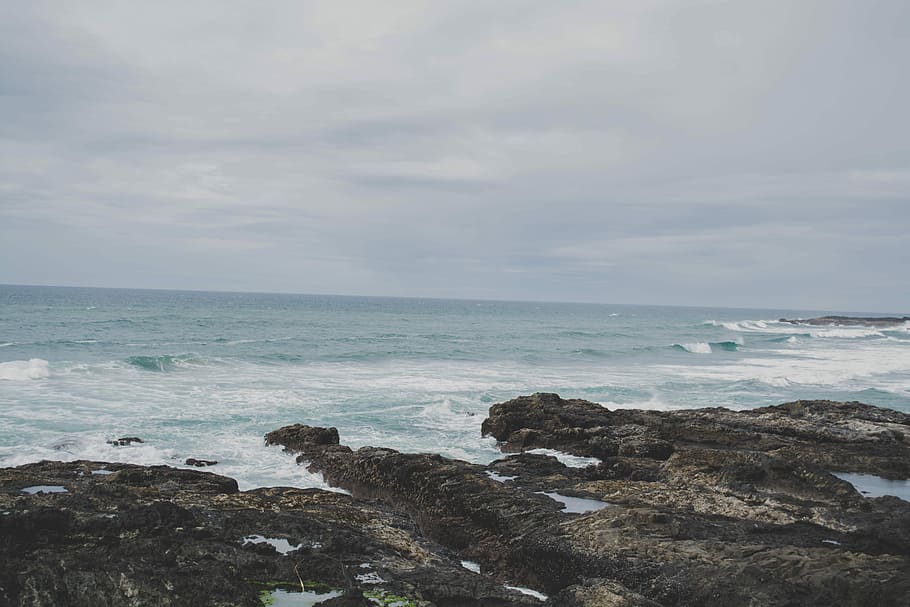 Sea waves about to crash on shore, beach, black, cloudy, gray HD wallpaper