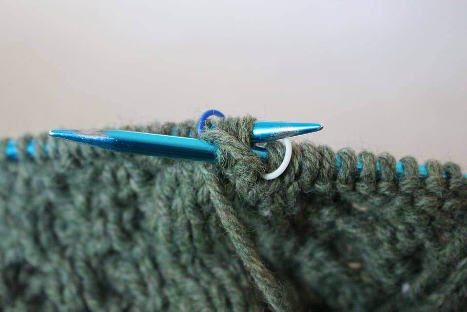 closeup photo of knitting needles going through textile, cable HD wallpaper
